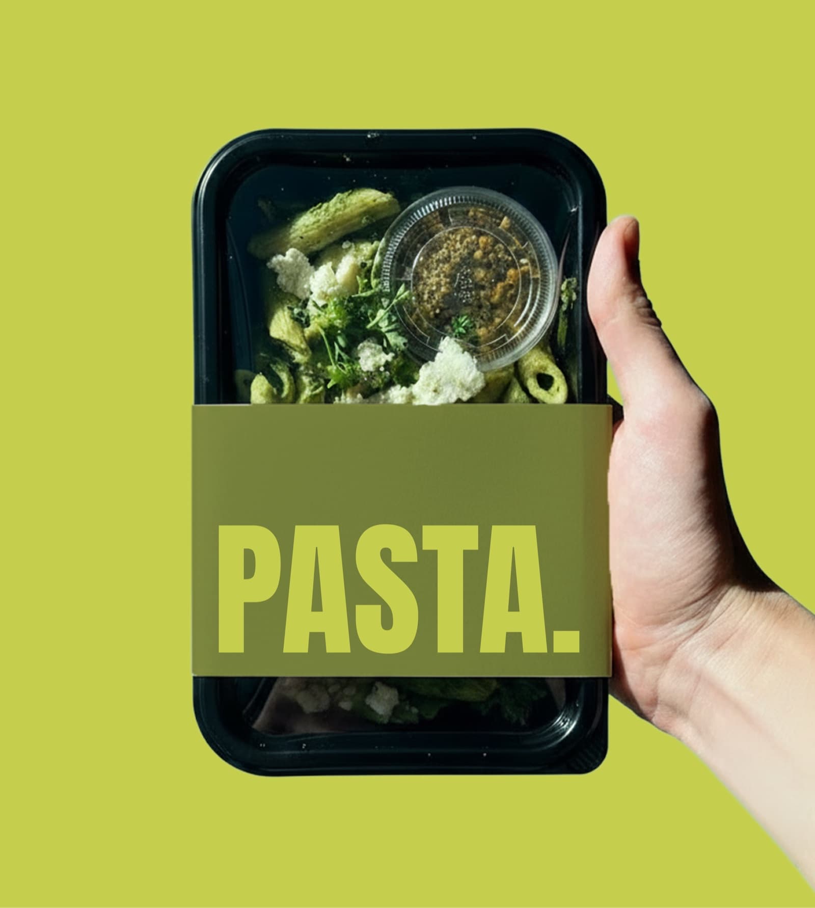Hand houdt een ROOTS-maaltijdbakje vast met een banderol met de tekst PASTA.